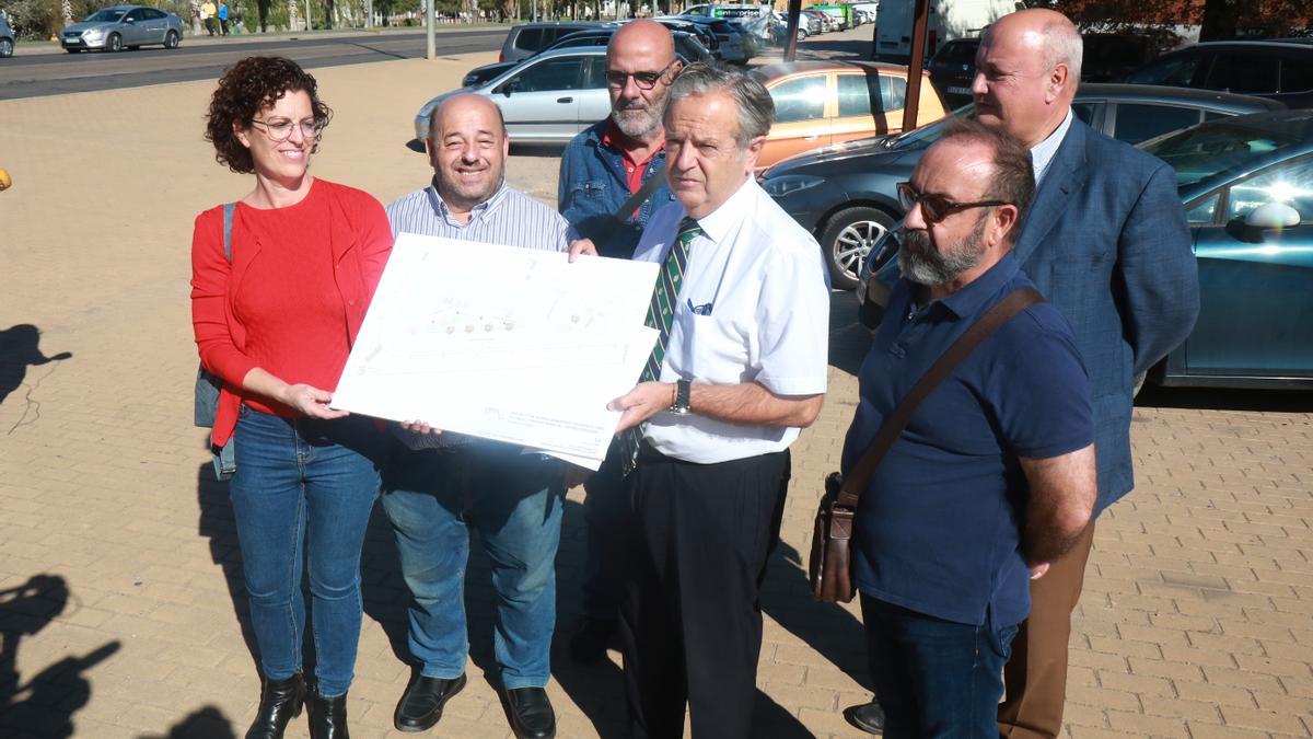 Fuentes, junto a vecinos y técnicos de Urbanismo, frente al parking que se va a arreglar.