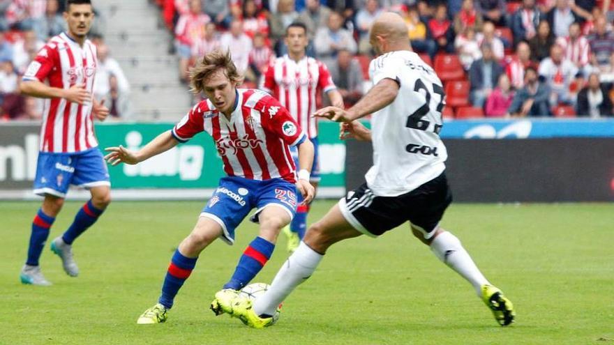 Halilovic intenta superar al central del Valencia Abdennour.