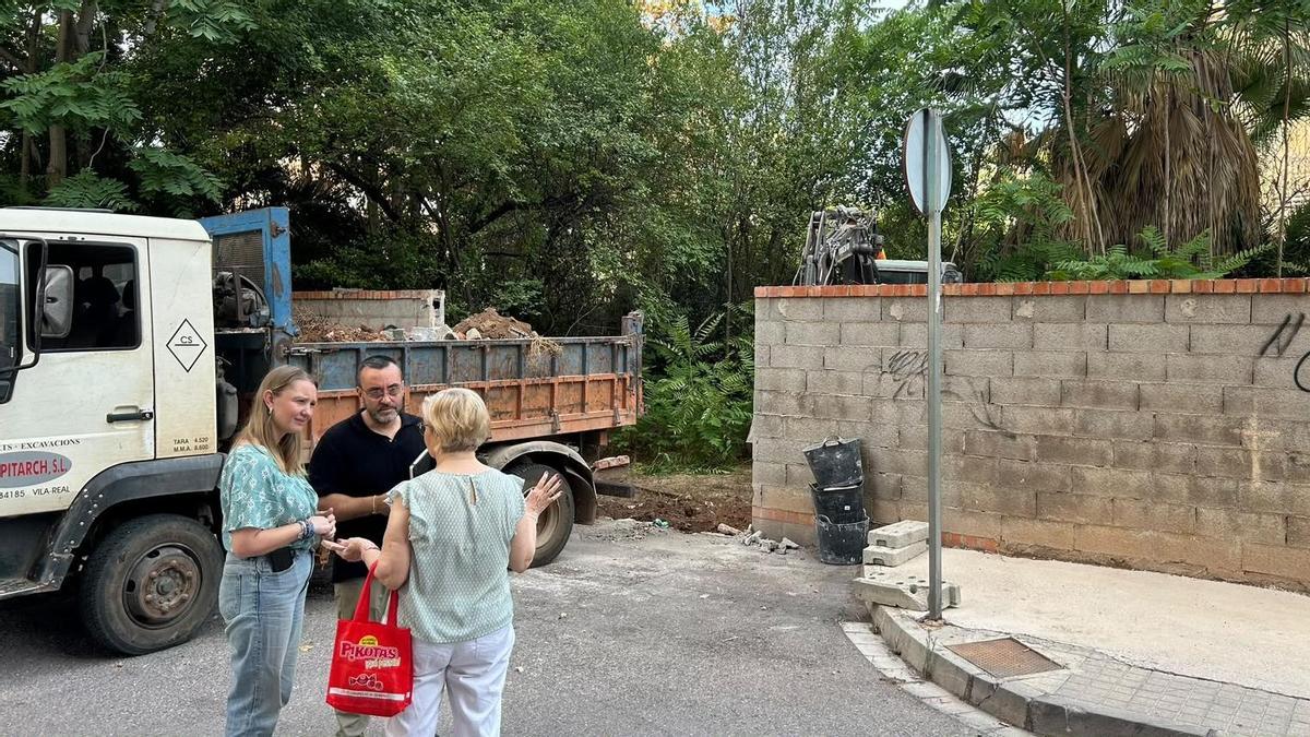 El alcalde de Vila-real, José Benlloch, y la vicealcaldesa Maria Fajardo, visitando las obras del Parc Central de l’hort de Puchol.