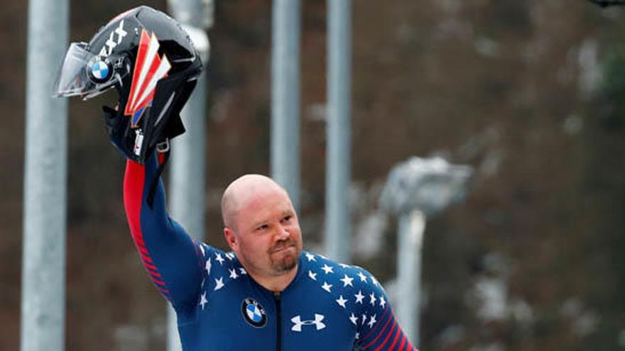 Steven Holcomb saluda al público en Koenigssee, Alemania.