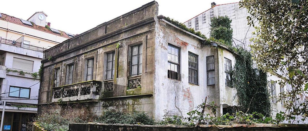 Vivienda de la antigua maestra Matilde Bares, ahora en estado ruinoso. |   // GONZALO NÚÑEZ