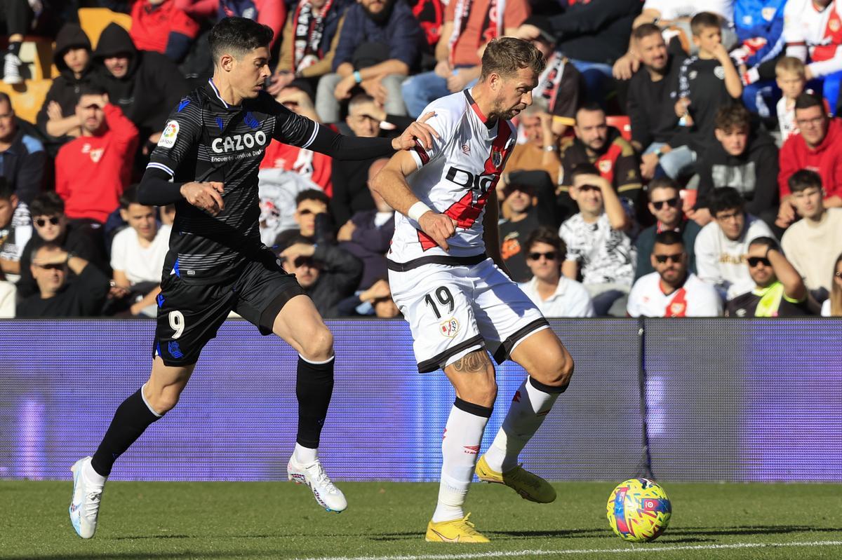 MADRID, 21/01/2023.- El defensa francés del Rayo Vallecano Florian Lejeune (d) pelea un balón con el delantero de la Real Sociedad Carlos Fernández durante el partido de LaLiga  que se disputa este sábado en el estadio de Vallecas. EFE/ Zipi