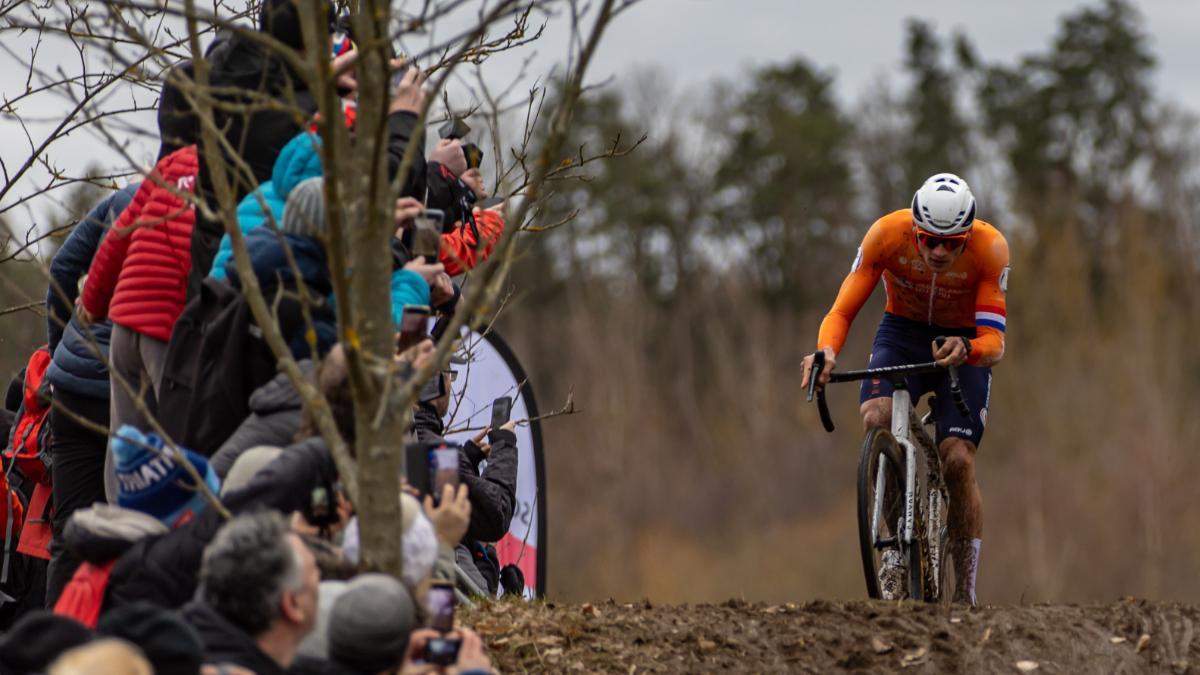 Mathieu van der Poel en acción durante la carrera en Tabor, República Checa