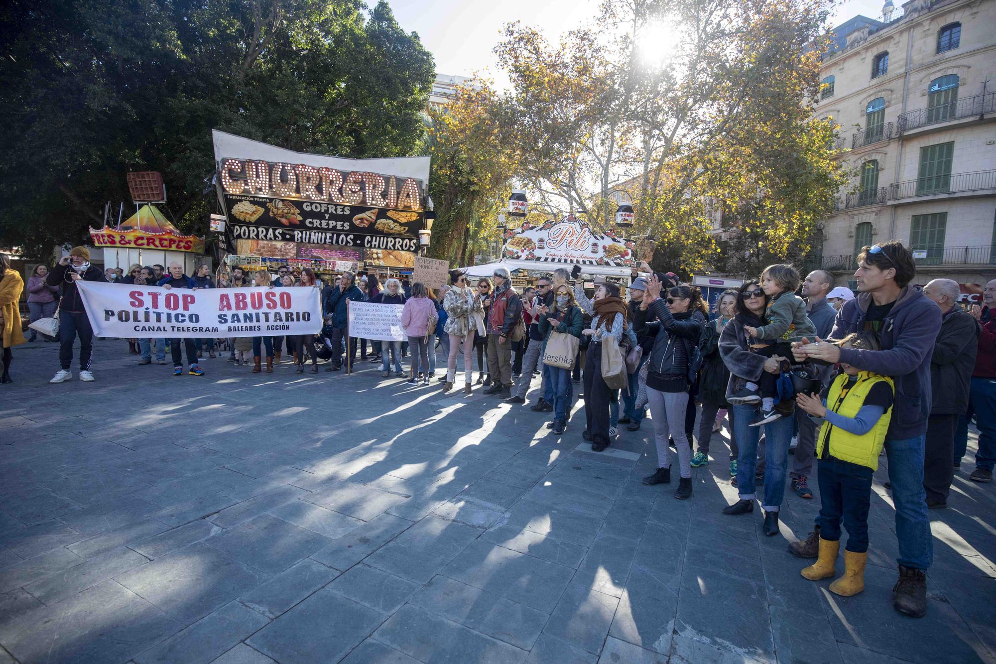 Más de 300 antivacunas se concentran en Palma contra el pasaporte covid