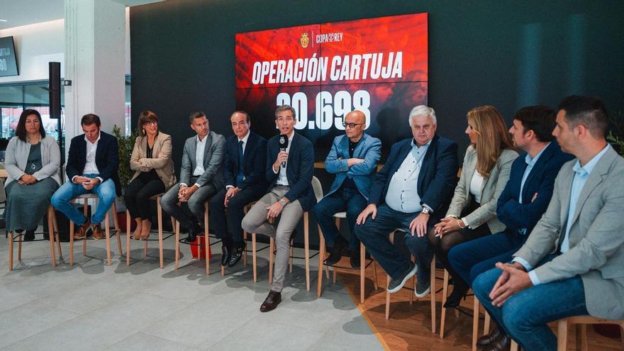 El CEO del RCD Mallorca, Alfonso Díaz, acompañado de empresarios e instituciones en Son Moix