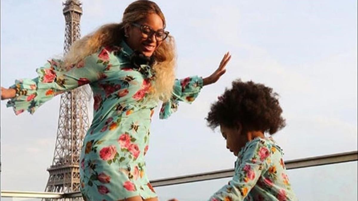 Beyoncé y su hija Blue Ivy saltan ante la torre Eiffel.