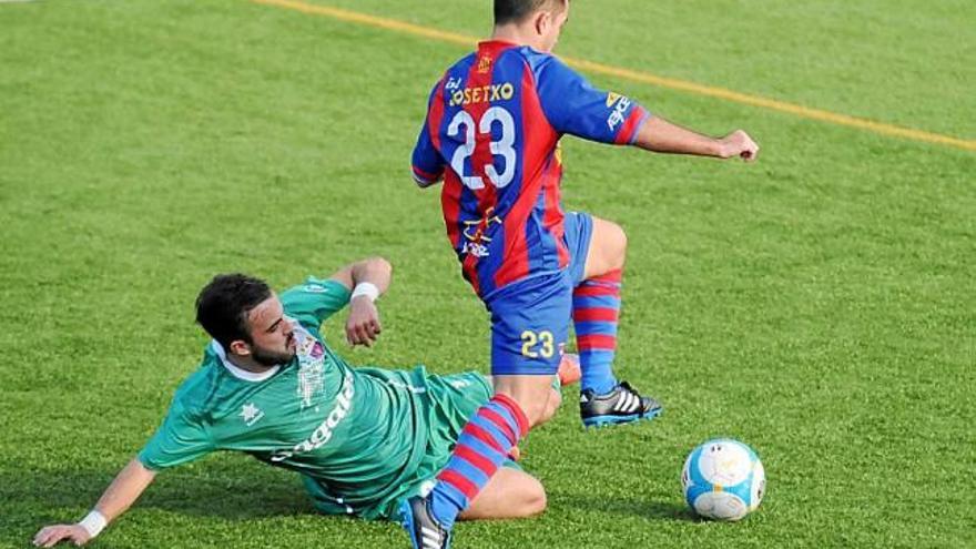 El jugador Xavier Boltor intenta desfer-se del seu defensor