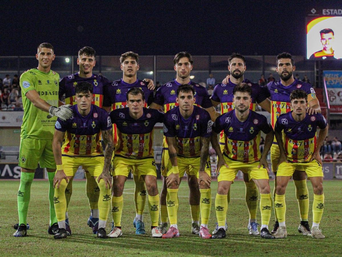 El once inicial del Andratx, antes de comenzar el encuentro.