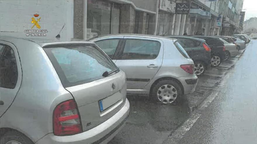 Pincha las ruedas de 13 coches en Carballo para camuflar un ataque a su expareja