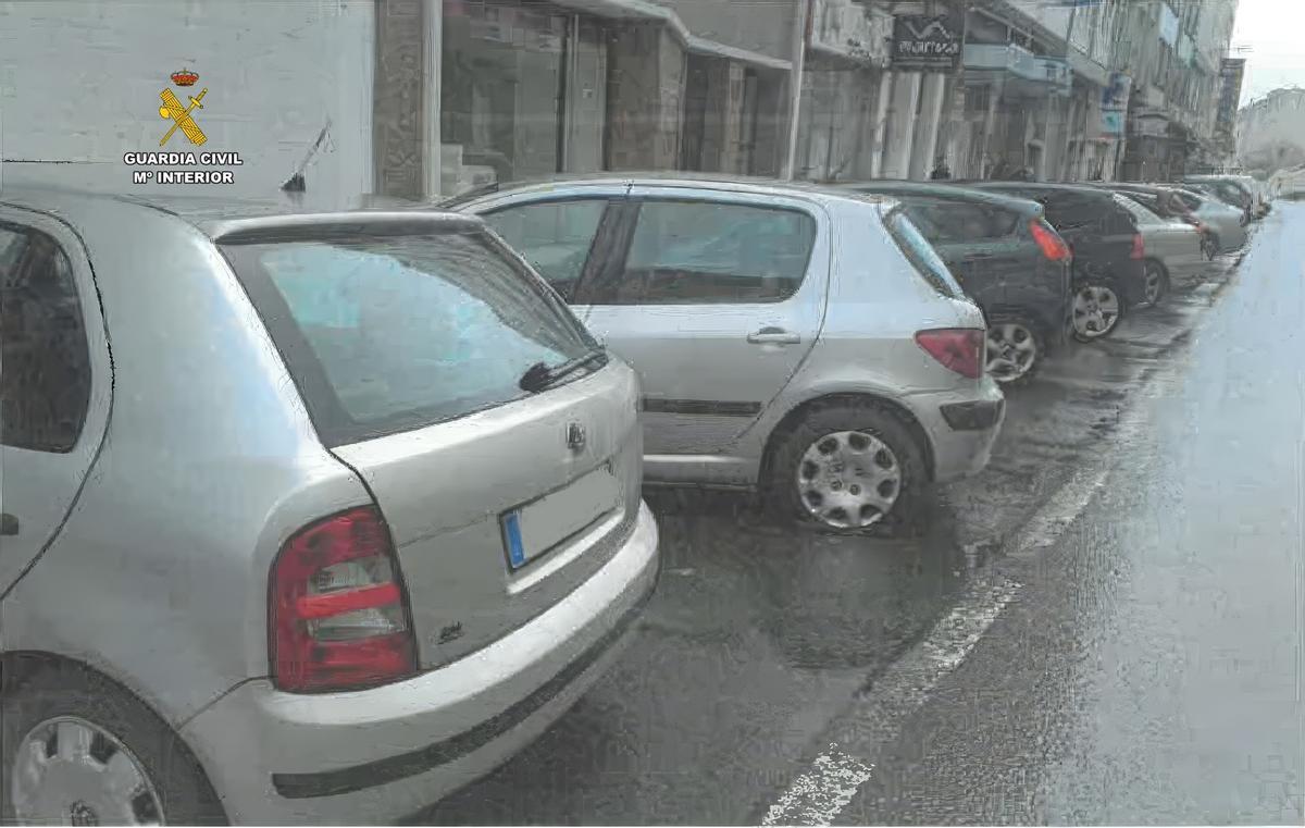 Varios de los vehículos afectados en la Avenida de Finisterre.