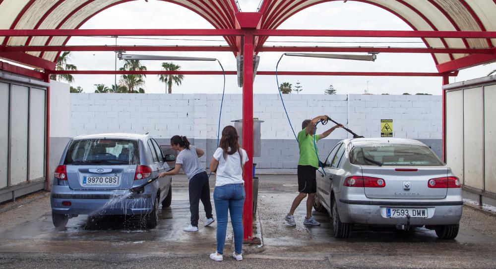 Los lavacoches de Alicante hacen su agosto tras la lluvia de barro del domingo