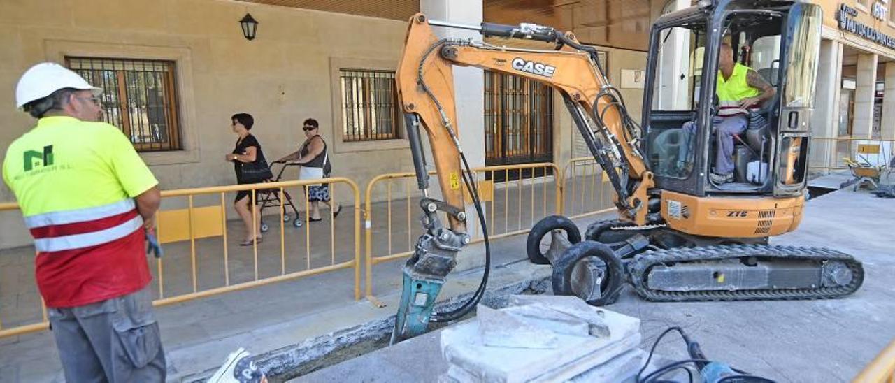 La maquinaria excavando junto al edificio de la Mutua MAZ.