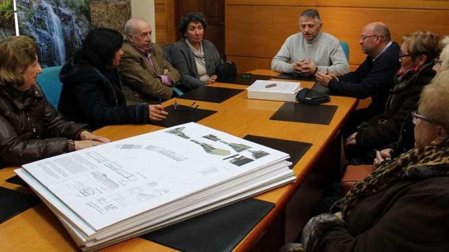 Manuel Cuiña, con Adolfo Muiños (a su izquierda), y miembros del gobierno y de la plataforma social.