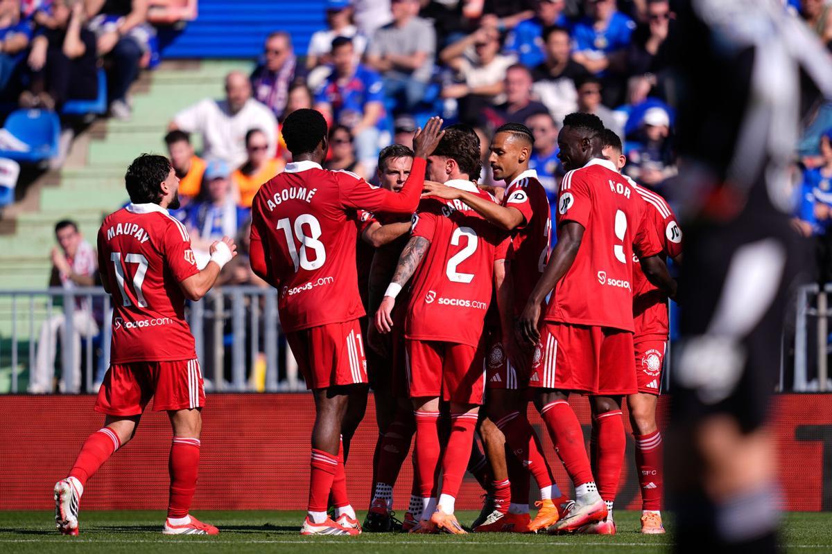 Djibril Sow, celebra un gol con sus compañeros durante el partido de LaLiga EA Sports, disputado entre el Getafe CF y el Sevilla FC en el estadio Coliseum