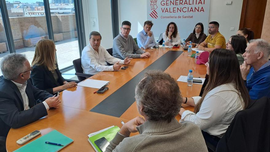 Sanidad llega a un acuerdo con el personal a extinguir de Torrevieja y negocia individualmente con cada comité