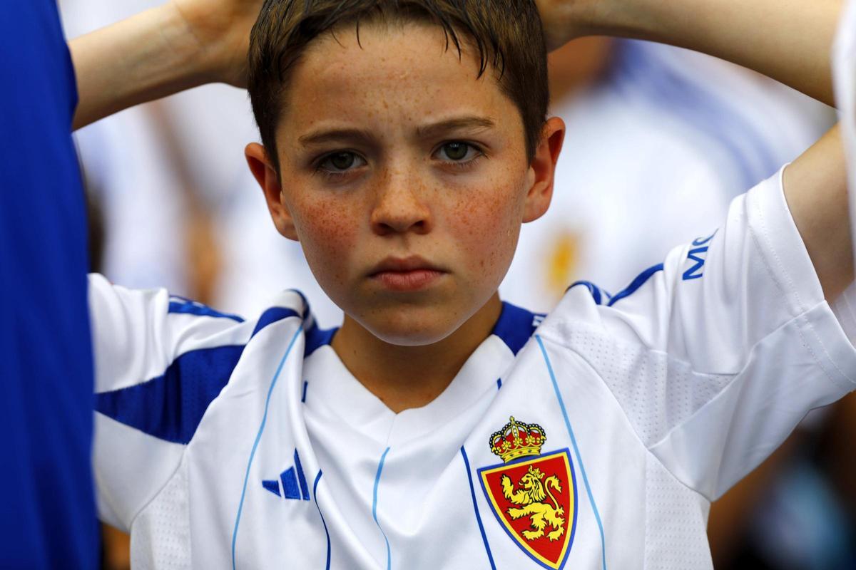 Un joven aficionado zaragocista se lleva las manos a la cabeza durante un partido del Zaragoza.