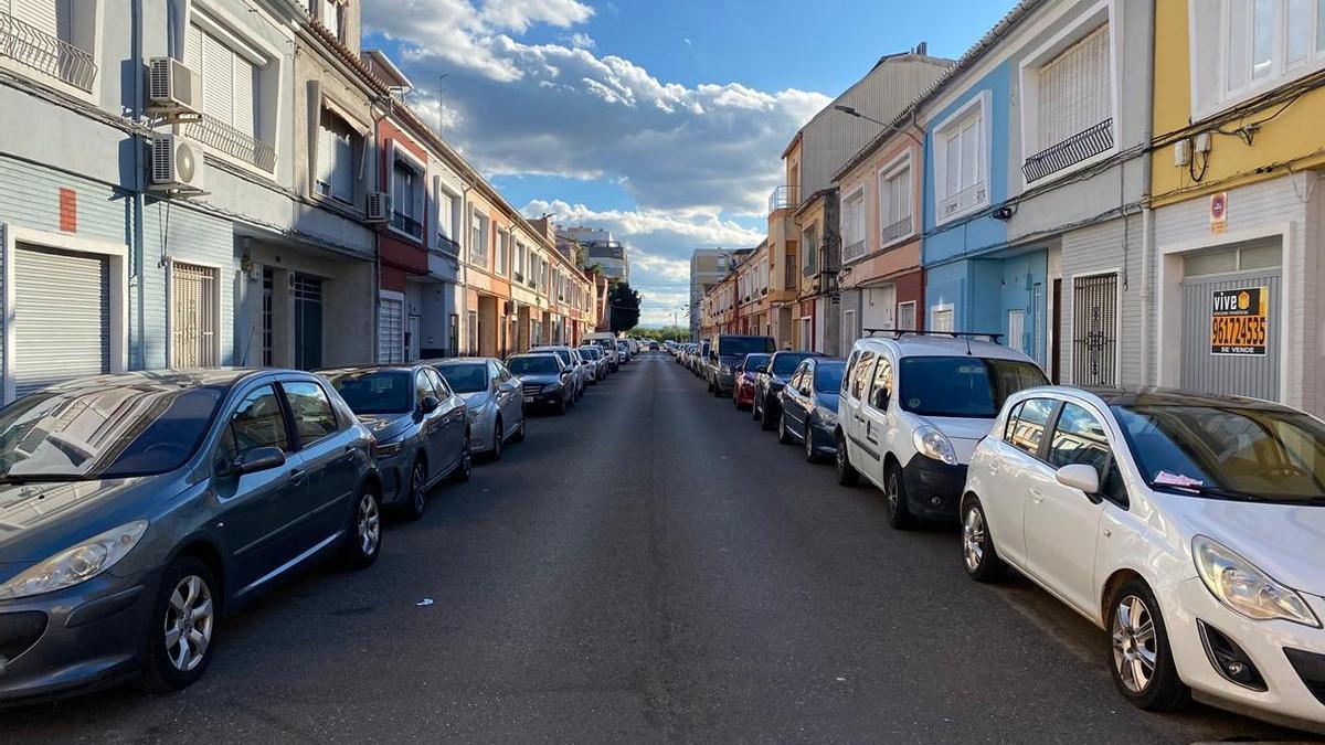 Vehicles estacionats a un carrer d'Alzira.