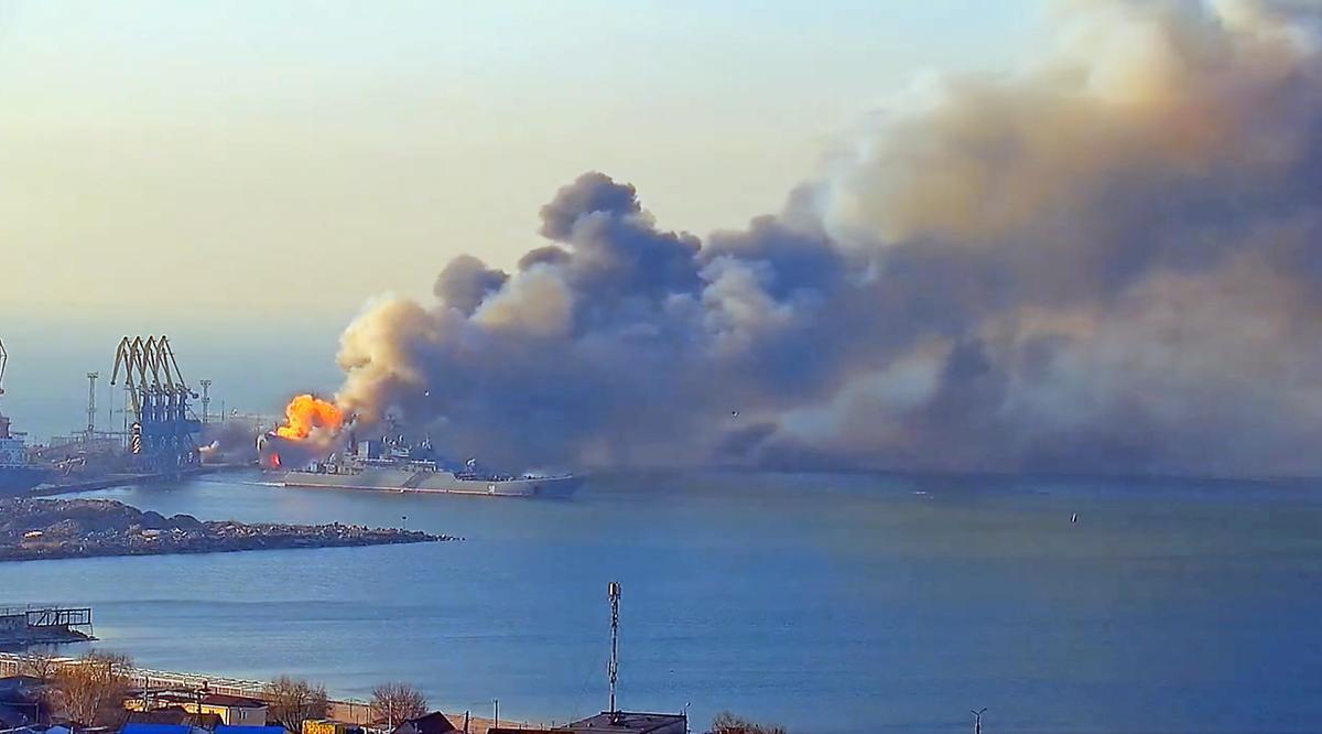 El navío 'Orsk', de la flota rusa del mar Negro, incendiado en el puerto ucraniano de Berdiansk el 24 de marzo. El Ministerio de Defensa de Ucrania se atribuyó el ataque.