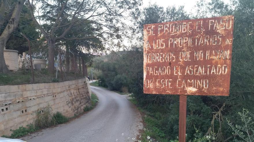 Un cartel en Gata que es una reliquia: &quot;Prohibido el paso a quien no haya pagado el asfaltado&quot;