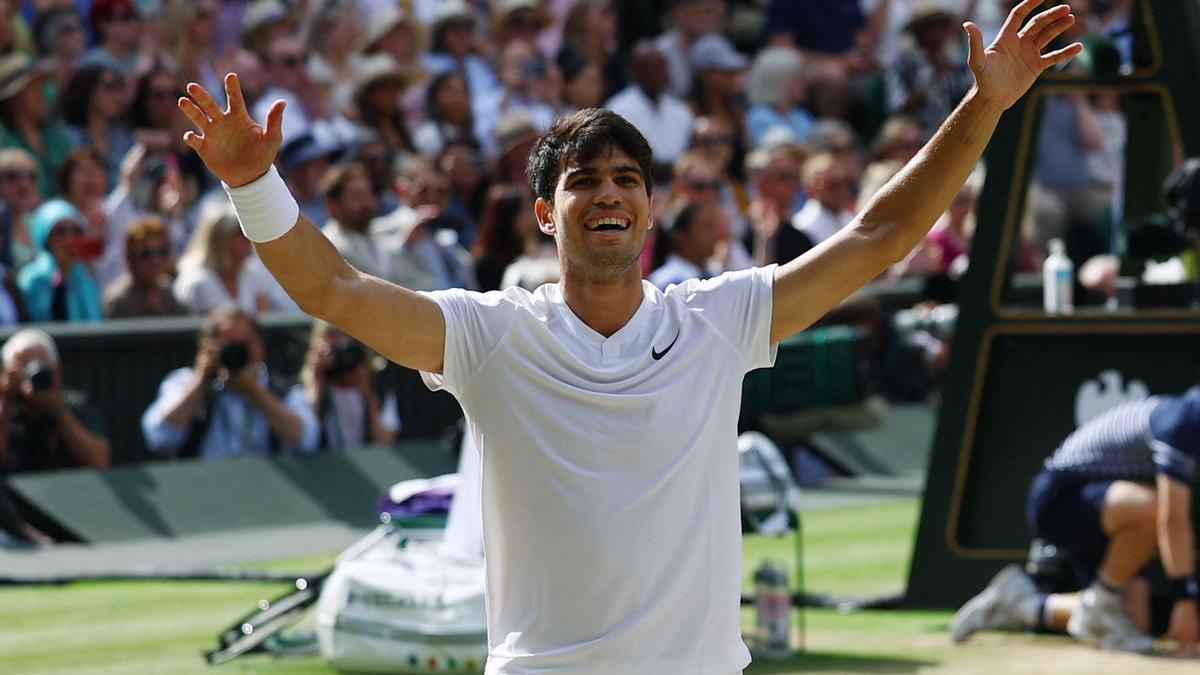 Carlos Alcaraz celebra con el público su segundo título en Wimbledon.
