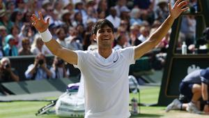 Carlos Alcaraz celebra con el público su segundo título en Wimbledon