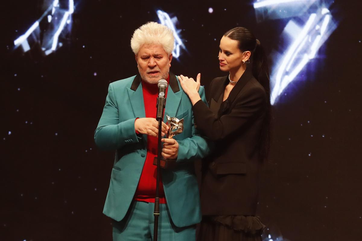 ZARAGOZA, 28/01/2023.- El director Pedro Almodóvar se emociona al recibir el Feroz de Honor en la ceremonia de entrega de la décima edición de los Premios Feroz que otorga la Asociación de Informadores Cinematográficos de España (AICE), este sábado en Zaragoza. EFE/Javier Cebollada