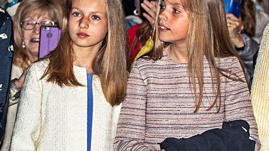 Leonor y Sofía durante un momento de la misa.