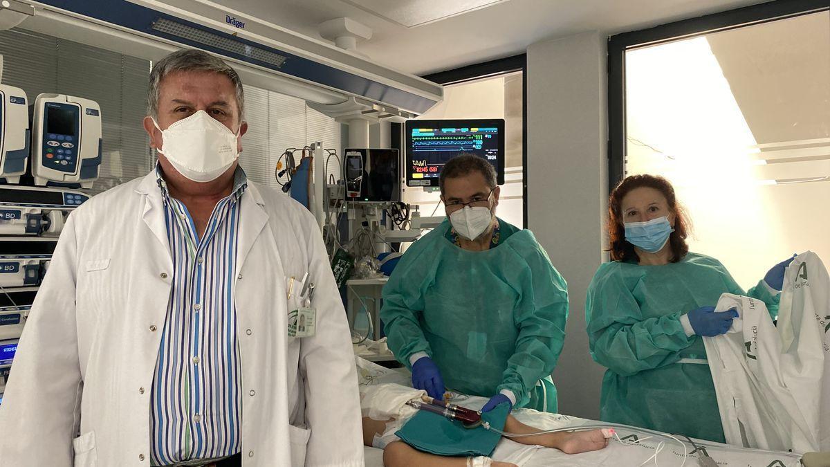 El doctor Jaime Casares, con otros dos profesionales, junto al menor que se está beneficiando del corazón artificial.