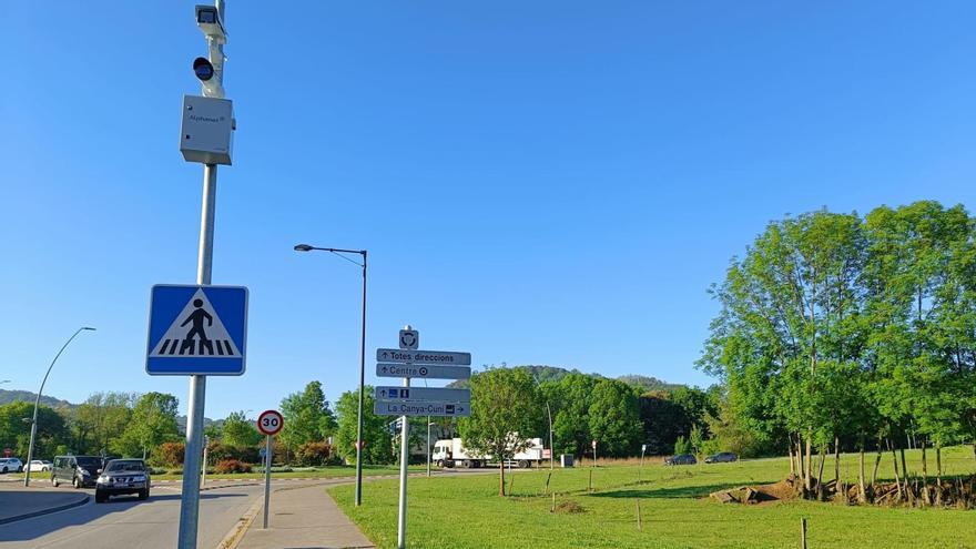 Una de les càmeres de vigilància instal·lades a Olot i que pot ajudar en la investigació, foto d'arxiu.