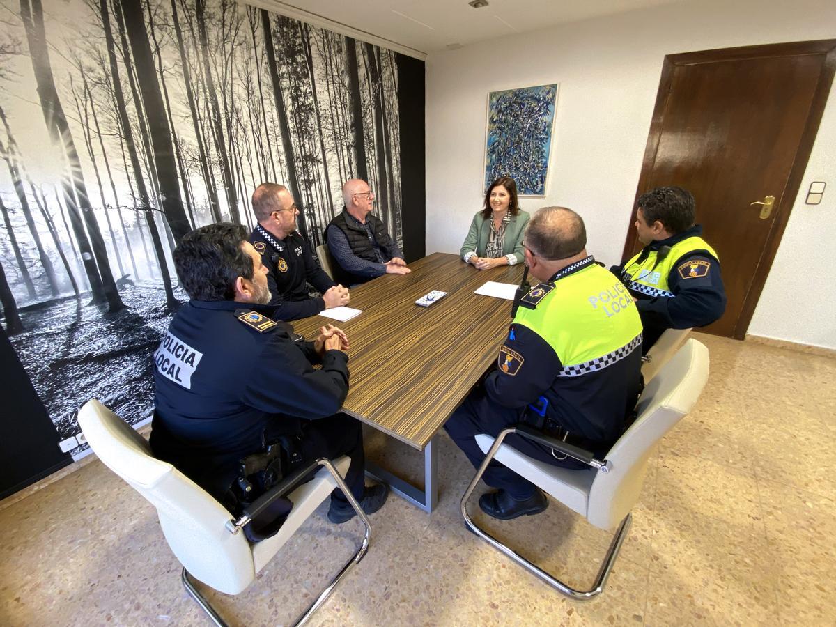 La Policía Local se reúne con la alcaldesa, Maribel Albalat