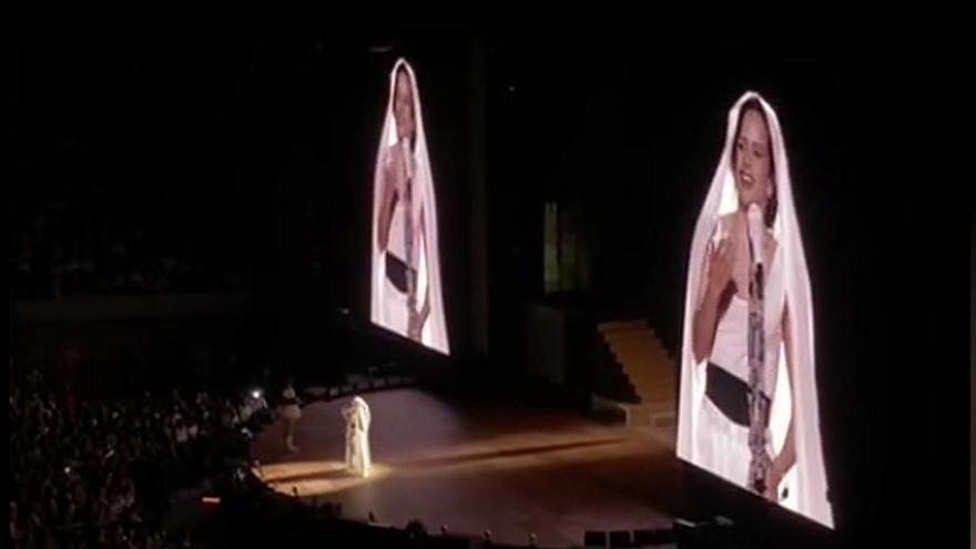 Rosalía se emociona en el primer concierto del 'Lux Tour' en el Sant Jordi hablando de Barcelona: "T'estimo molt"
