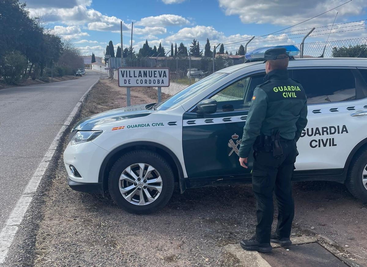 Patrulla de la Guardia Civil en Villanueva de Córdoba.