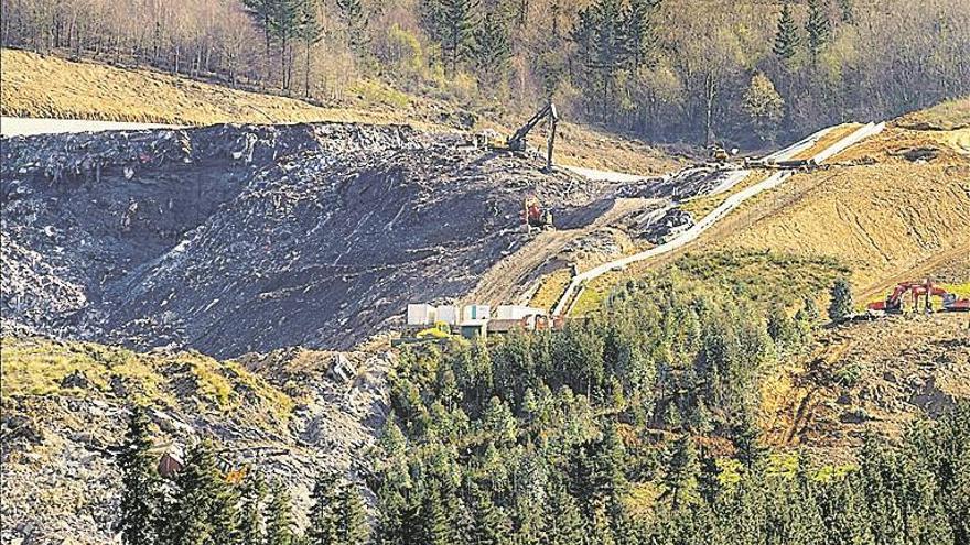 Encuentran el coche de uno de los desaparecidos en el vertedero de Zaldibar