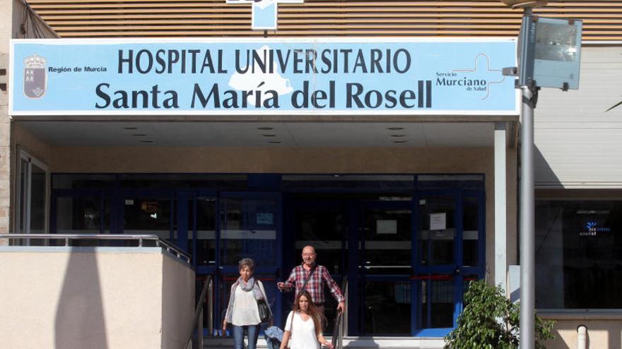 Varios pacientes saliendo del hospital del Rosell, en una imagen tomada ayer.