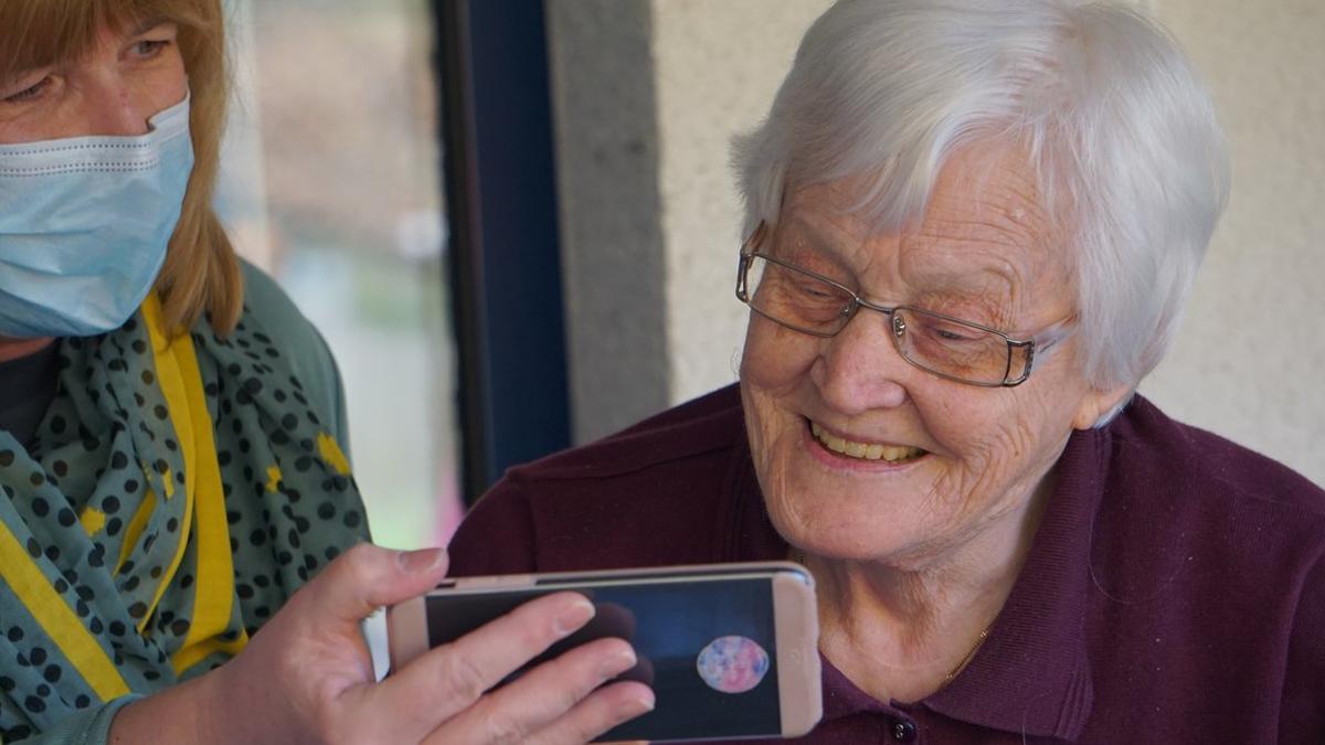 La importancia de los teléfonos móviles con GPS para personas mayores - Agps