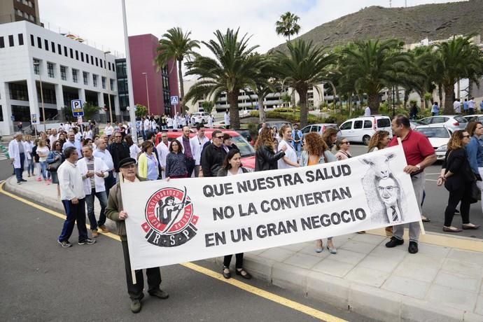 Concentración de médicos y personal sanitario como protesta por la situación del área de Urgencias.  | 25/04/2019 | Fotógrafo: Tony Hernández