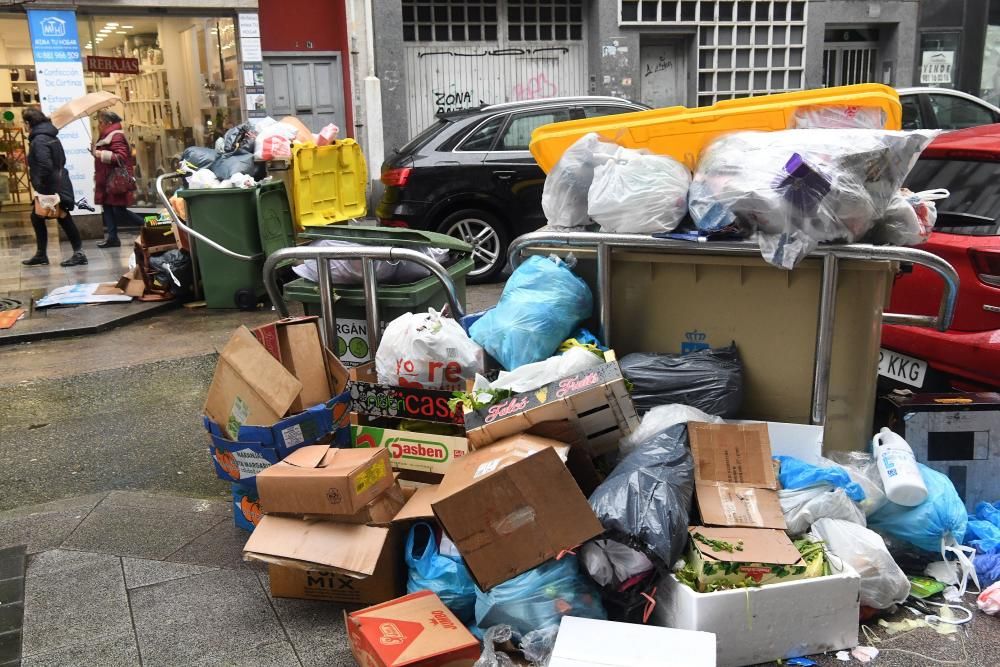 El servicio se ha reforzado esta mañana en la ronda de Nelle y el centro, donde se acumulan más residuos