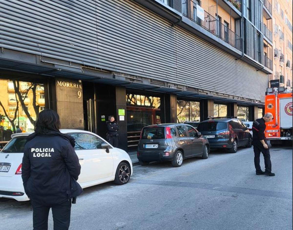 Policías y bomberos, tras recibir el aviso.