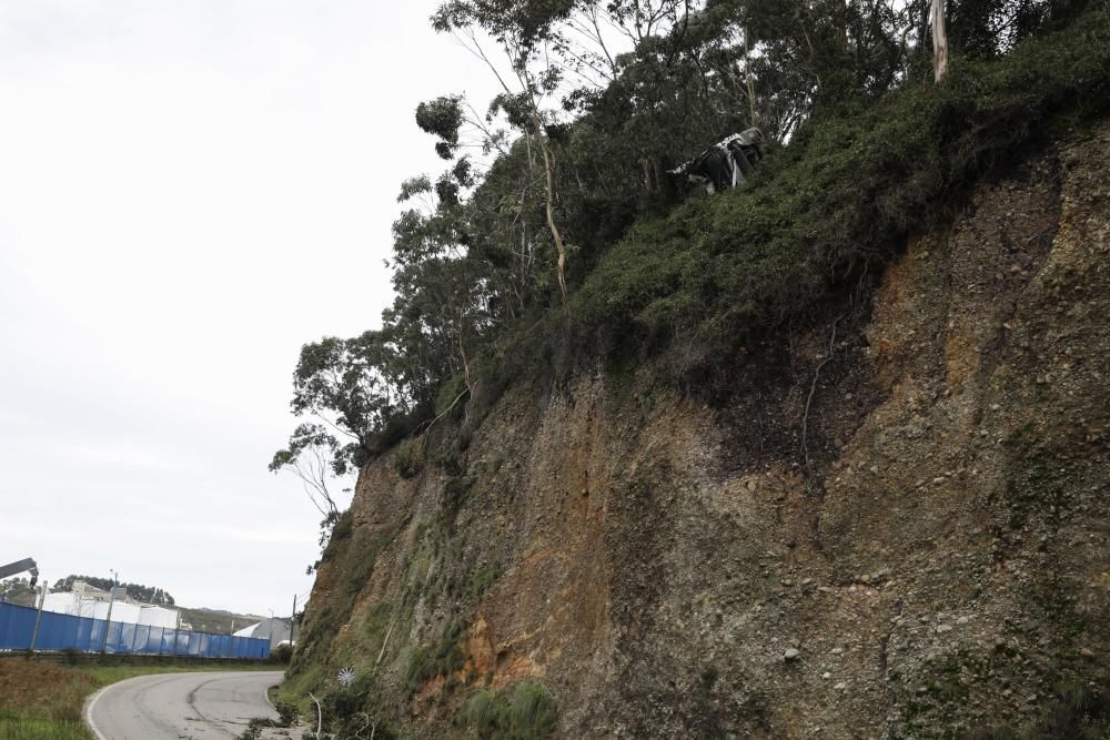 Un camión cae por una ladera de la ría de Avilés