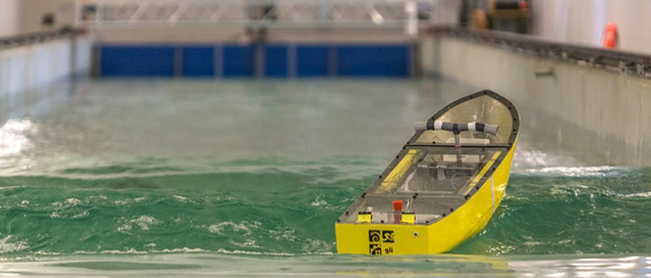 Maqueta de un buque, en la piscina del Cehipar