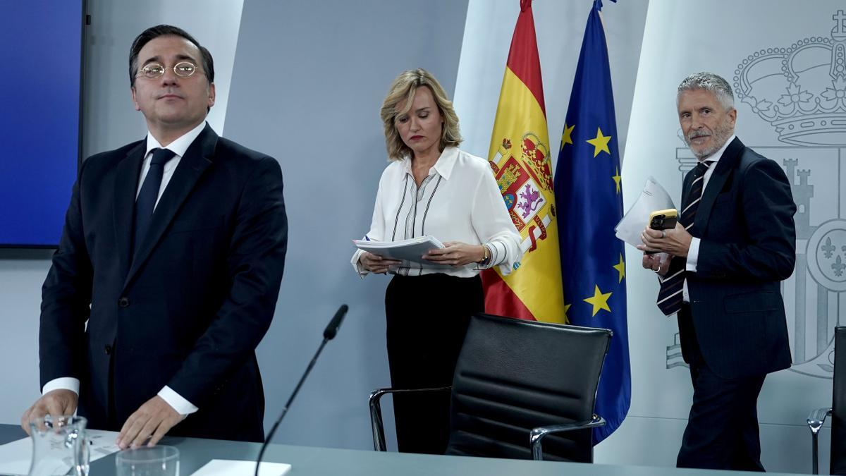 La portavoz del Gobierno, Pilar Alegría, junto al ministro de Interior, Fernando Grande-Marlaska, y el ministro de Exteriores, José Manuel Albares, este martes en rueda de prensa tras el Consejo de Ministros.