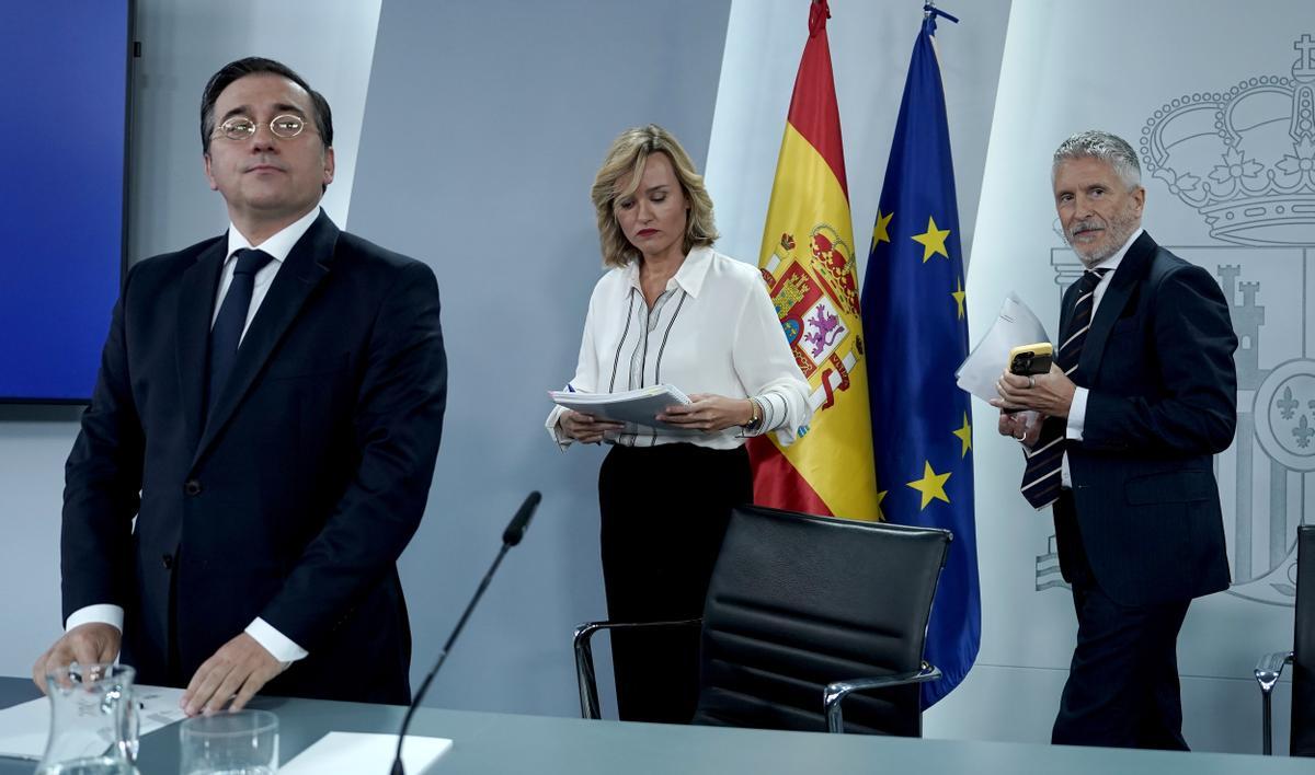 La portavoz del Gobierno, Pilar Alegría, junto al ministro de Interior, Fernando Grande-Marlaska, y el ministro de Exteriores, José Manuel Albares, este martes en rueda de prensa tras el Consejo de Ministros.