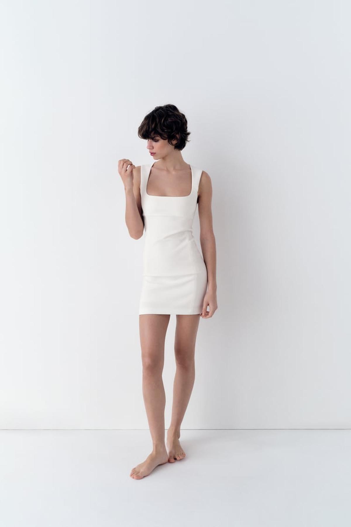 Vestido blanco con cuellos cuadrado de Zara