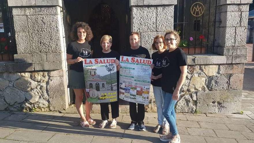 Por la izquierda, María Gandarillas, María José Cueto, Toñi Fernández, Candi Fernández y Ana Isabel Fernández, delante de la capilla de la Virgen de la Salud, ayer.