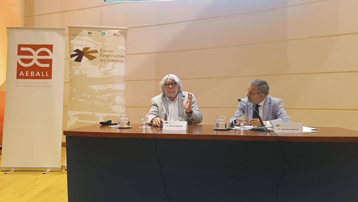 El alcalde de Cornellà, Antonio Balmón, junto al presidente de la AEBALL, durante el acto realizado en el auditorio municipal