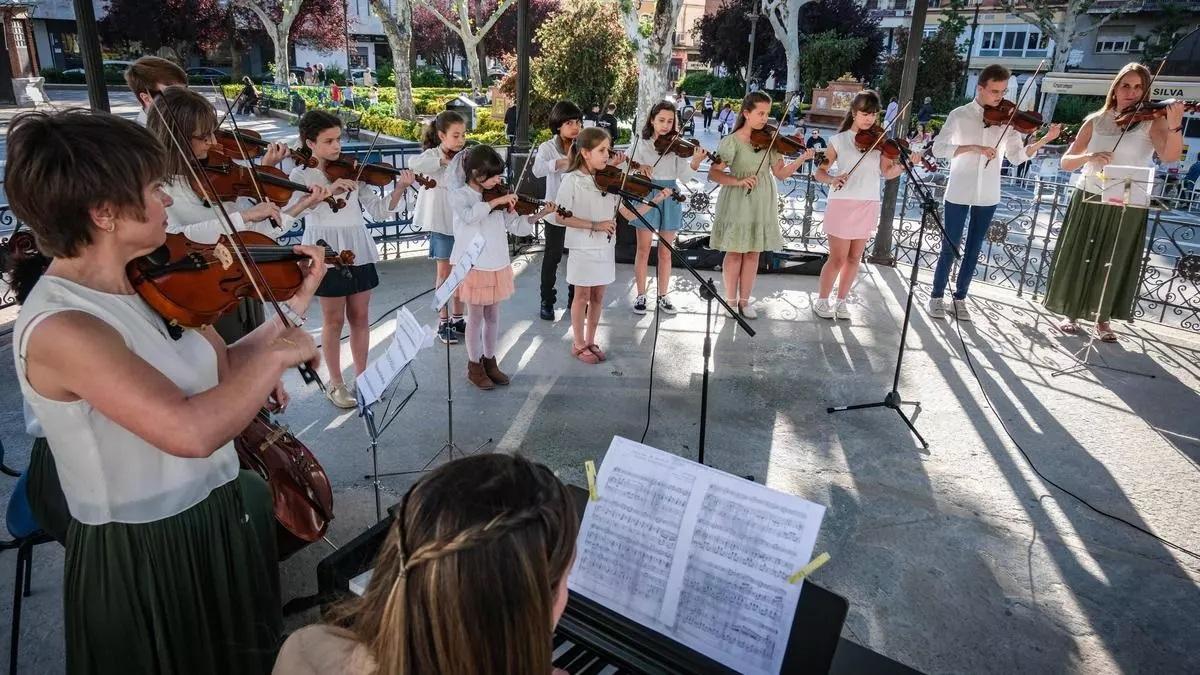 El grupo de violines en el templete de la música del paseo de San Francisco.