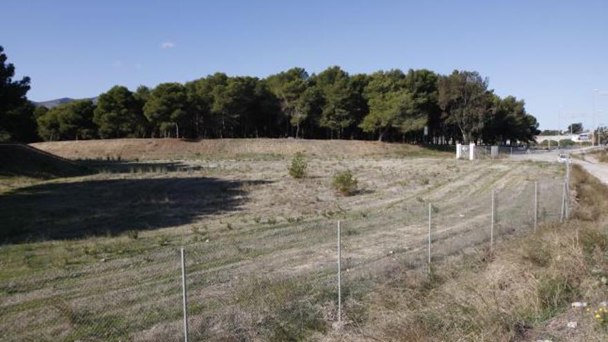 Vista parcial de los terrenos del Benítez con la vía del Cercanías en primer término.