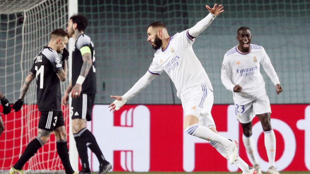 Benzema celebra el tercer gol del Real Madrid. |  // EFE