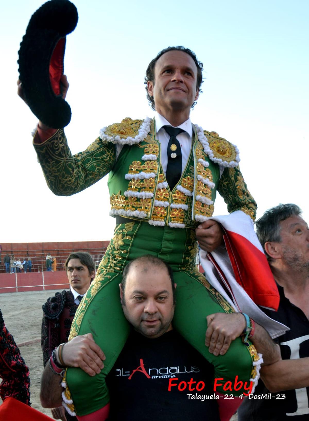Antonio Ferrera es sacado a hombros por Ángel Amado en Talayuela.