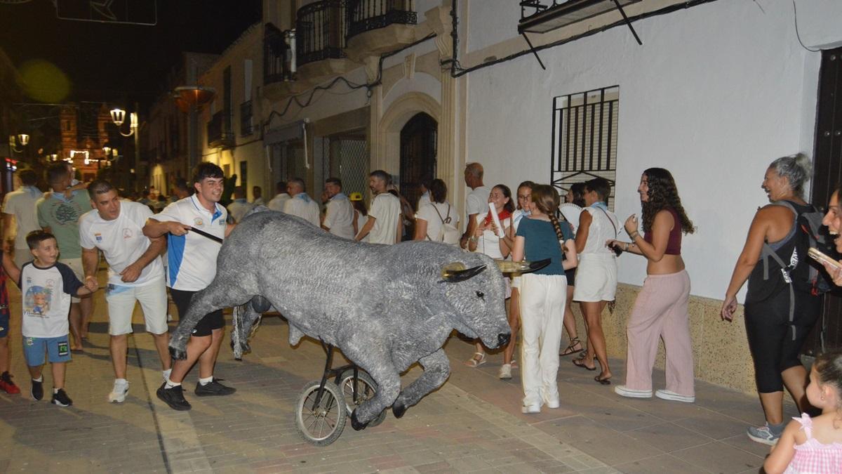 Uno de los toros de cartón piedra del encierro infantil de Fuente Palmera.
